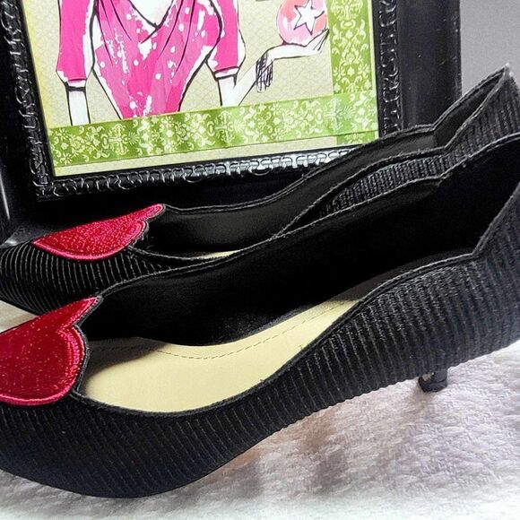 CHRISTIAN DIOR Size 39D Suede pump black heart accent - Picture 6 of 9